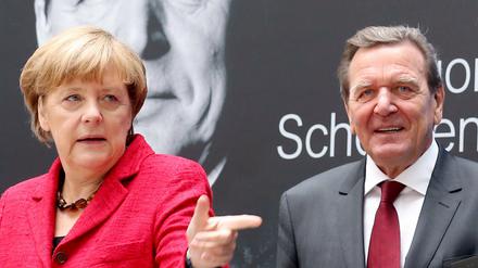 Bundeskanzlerin Angela Merkel (CDU) präsentiert in Berlin eine Biografie über ihren Vorgänger Gerhard Schröder (SPD).