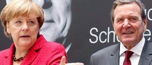 Bundeskanzlerin Angela Merkel (CDU) präsentiert in Berlin eine Biografie über ihren Vorgänger Gerhard Schröder (SPD).