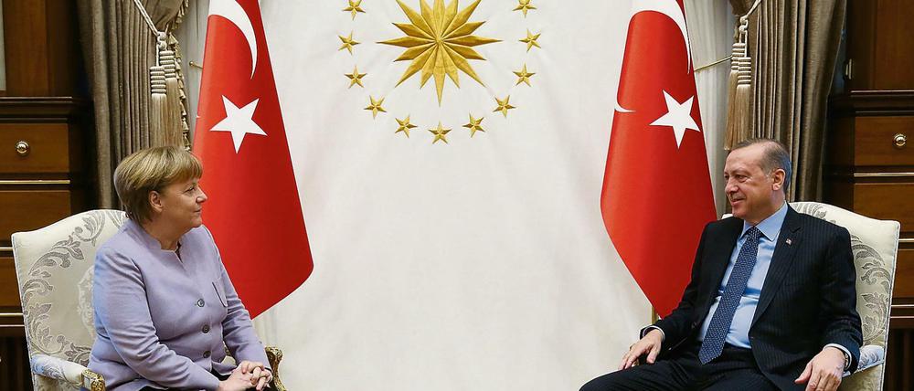 Treffen unter türkischen Fahnen: Bundeskanzlerin Angela Merkel spricht im Präsidentschaftspalast in Ankara den türkischen Präsidenten Recep Tayyip Erdogan. 