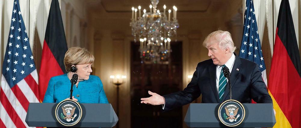 Da versuchen sich zwei zu beeindrucken. Bundeskanzlerin Merkel und US-Präsident Trump. 