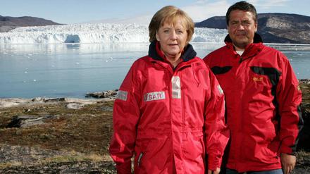 Bundeskanzlerin Angela Merkel (CDU) und der damalige Bundesumweltminister Sigmar Gabriel (SPD), aufgenommen am 17.08.2007 vor dem Eqi Gletscher bei Ilulissat in Grönland. 
