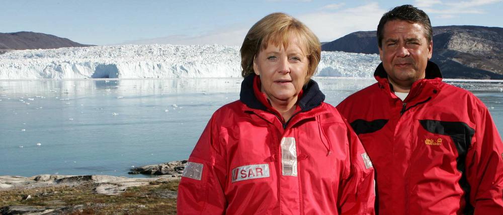 Bundeskanzlerin Angela Merkel (CDU) und der damalige Bundesumweltminister Sigmar Gabriel (SPD), aufgenommen am 17.08.2007 vor dem Eqi Gletscher bei Ilulissat in Grönland. 