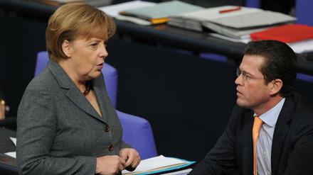 Bundeskanzlerin Angela Merkel (CDU) und Verteidigungsminister Karl-Theodor zu Guttenberg (CSU).