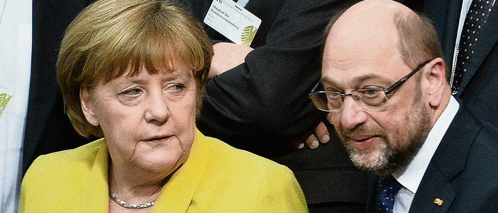 Wer gibt mehr? Bundeskanzlerin Angela Merkel (CDU) und SPD-Kanzlerkandidat Martin Schulz im Wahlkampfversprechenwettbewerb. 
