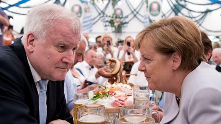 Angela Merkel (CDU) und Horst Seehofer (CSU) müssen sich vor dem Start der Reise nach Jamaika einig werden.