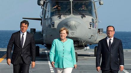 Die richtige Symbolik? Merkel, Renzi und Hollande am Montag auf dem Flugzeugträger "Garibaldi".