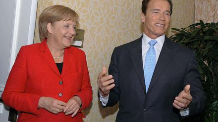 Bundeskanzlerin Angela Merkel trifft den "Terminator" Arnold Schwarzenegger.