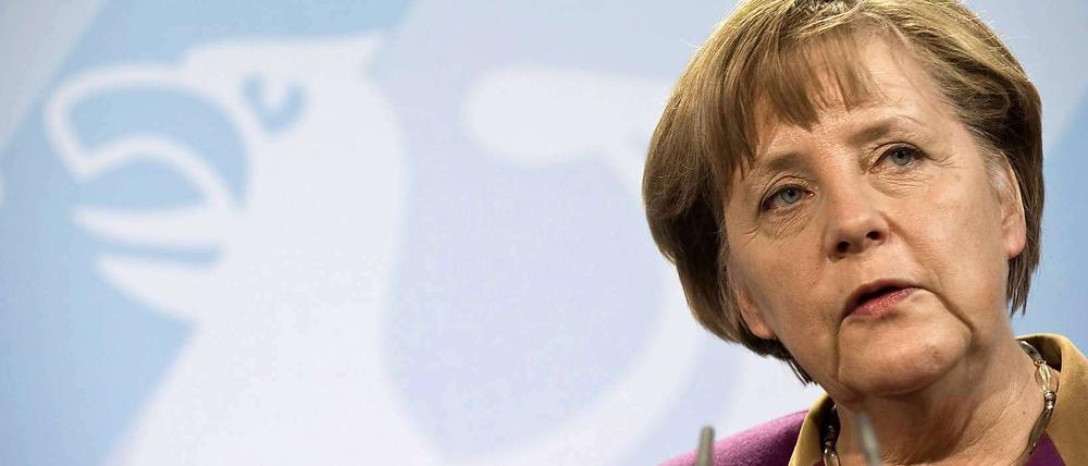 Bundeskanzlerin Angela Merkel lässt die mögliche Rolle der EU-Kommission bei künftigen Verfahren gegen Defizitsünder prüfen.