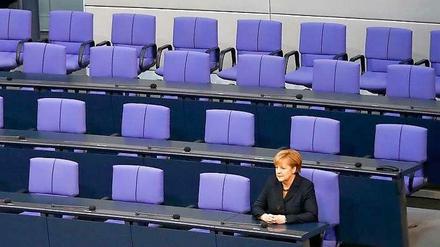 Kanzlerinnendemokratie. Nach der Wahl sitzt Angela Merkel allein auf der Regierungsbank, ein einsamer Moment zum Genießen. Die Kabinettsmitglieder durften erst dazu, nachdem sie ernannt und vereidigt worden waren. 