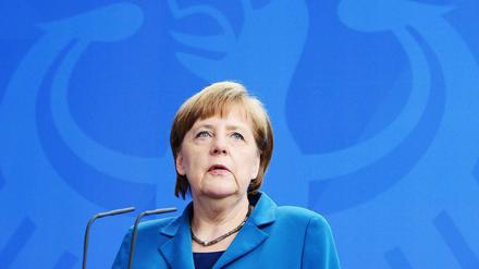 In ungewöhnlich scharfem Ton greifen SPD-Politiker Angela Merkel an und verlangen Aufklärung aus dem Kanzleramt