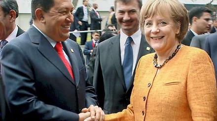 Handschlag: Hugo Chávez (l.) und Angela Merkel lächeln für die Journalisten. Die Aufnahme stammt von 2008.