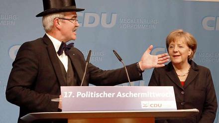 Bundeskanzlerin Angela Merkel beim politischen Aschermittwoch der CDU Mecklenburg-Vorpommern in Demmin mit Büttenredner Werner Kuhn