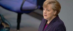 In ihrer Regierungserklärung droht Bundeskanzlerin Angela Merkel Russland mit schärferen Sanktionen.