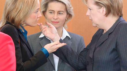 Nicht immer einer Meinung: In Sachen Frauenquote will die CDU sich erst bis 2020 auf eine feste Quote in Aufsichtsräten festlegen. Im Bild: Kristina Schröder, Ursula von der Leyen und Kanzlerin Angela Merkel.