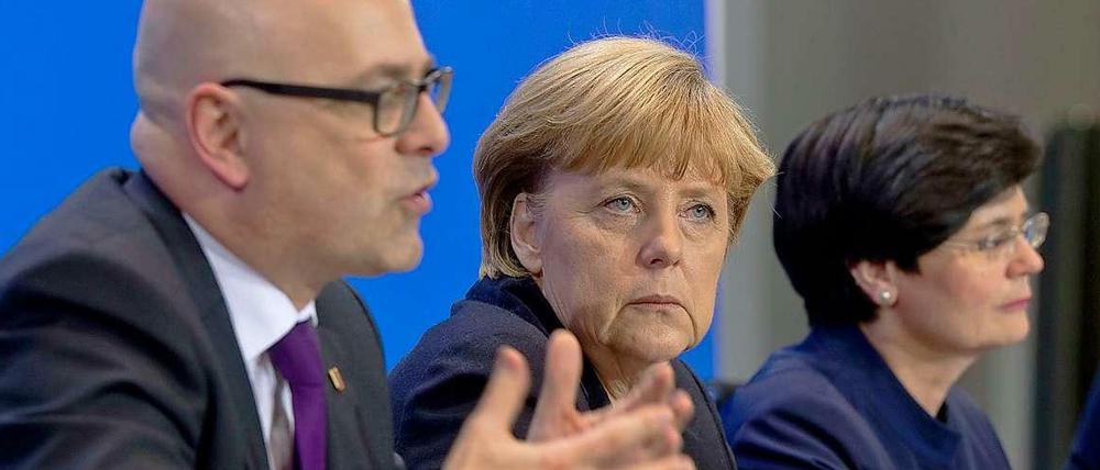Bundeskanzlerin Angela Merkel (CDU) nach der Konferenz mit den Ministerpräsidenten der Länder. Hier mit Schleswig-Holsteins Regierungschef Torsten Albig (SPD) und Thüringens Ministerpräsidentin Christine Lieberknecht (CDU). 