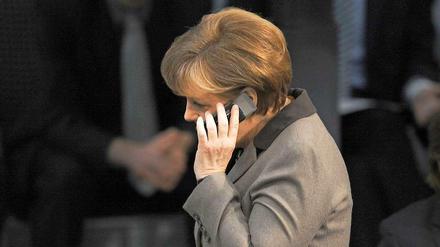Ebenfalls von den amerikanischen Geheimdiensten überwacht? Kanzlerin Angela Merkel (CDU) am Handy. 