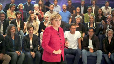 Merkel vor voll besetzten Reihen 