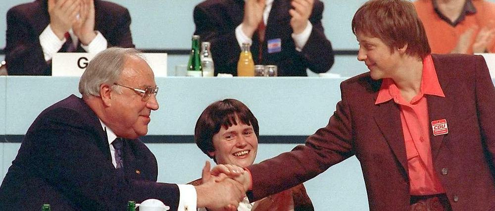 Beginn des Aufstiegs. Bundeskanzler Helmut Kohl gratuliert seiner neugewählten Stellvertreterin Angela Merkel während des Parteitags der CDU 1991 in Dresden.