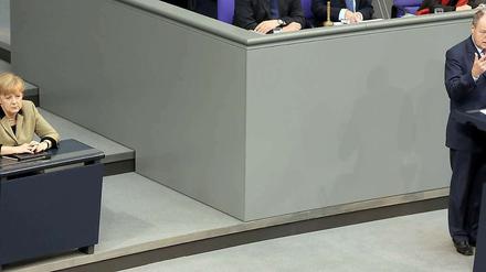 Eine etwas unwillig aussehende Angela Merkel (CDU) und ein Peer Steinbrück (SPD), der ihr etwas kraftlos die Leviten liest: Die Debatte im Bundestag. 