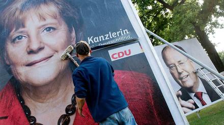 Beim Kampf ums Kanzleramt hat auf Politbarometer noch immer Angela Merkel die Nase vorn.
