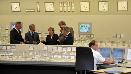 Bundeskanzlerin Angela Merkel während ihrer "Energiereise" bei einem Besuch in der Leitwarte des Atomkraftwerks Lingen.