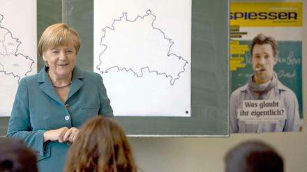 Angela Merkel sollte eine Geschichtsstunde halten, dabei hat sie interessante Details über ihr Leben in Ost-Berlin verraten.