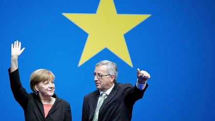 Daumen hoch? Jetzt unterstützt Merkel Juncker wohl doch.