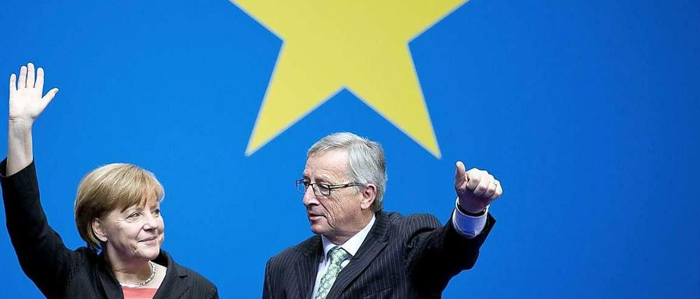 Daumen hoch? Jetzt unterstützt Merkel Juncker wohl doch.