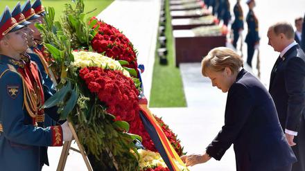 Angela Merkel legt in Moskau gemeinsam mit Wladimir Putin zwei Kränze am Grab des Unbekannten Soldaten nieder.