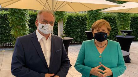 Bundeskanzlerin Angela Merkel und Reiner Haseloff, der Ministerpräsident Sachsen-Anhalts.