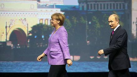 Erst Hü dann Hott: Bundeskanzlerin Angela Merkel (CDU) und Russlands Präsident Wladimir Putin wollen nun doch gemeinsam eine Ausstellung in St. Petersburg eröffnen. Ein „direktes Gespräch“ mit Putin habe dazu geführt, dass sie die zuvor verkündete Absage des gemeinsamen Besuchs revidiert werde, hieß es.