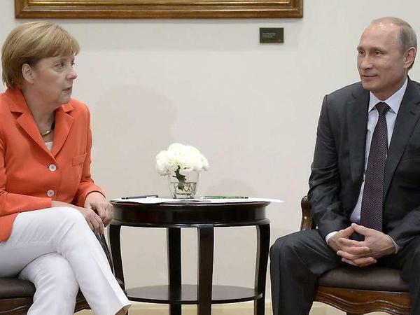 Zwischen Diplomatie und Konfrontation. Bundeskanzlerin Angela Merkel und Russlands Präsident Wladimir Putin.