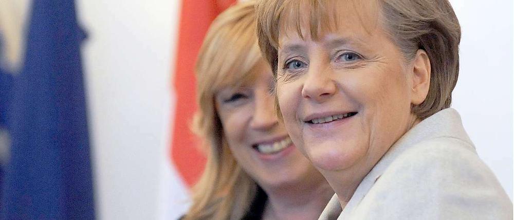 Kanzlerin Merkel gibt sich zuversichtlich, dass die gescheiterte slowakische Ministerpräsidentin Radicova (hinten) die EFSF-Zustimmung dennoch durchbringt.
