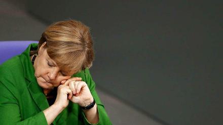 Augen zu und durch. Angela Merkel während der Debatte im Deutschen Bundestag zur NSA-Affäre.