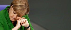 Augen zu und durch. Angela Merkel während der Debatte im Deutschen Bundestag zur NSA-Affäre.