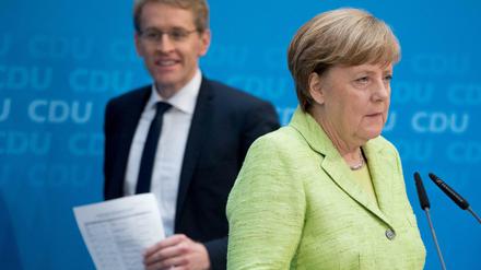 Kanzlerin Angela Merkel (CDU) ist gegen die Idee einer schwarz-tiefroten Koalition, die auch der Kieler Ministerpräsident Daniel Günther für erwägenswert hält. 