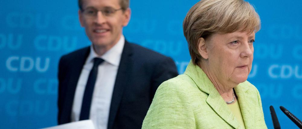 Kanzlerin Angela Merkel (CDU) ist gegen die Idee einer schwarz-tiefroten Koalition, die auch der Kieler Ministerpräsident Daniel Günther für erwägenswert hält. 