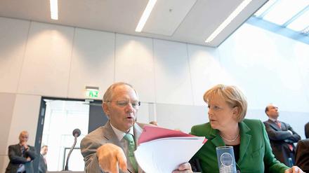 Kanzlerin Angela Merkel und Finanzminister Wolfgang Schäuble bei der Fraktionssitzung. Die Kritik am Sparpaket nimmt zu.
