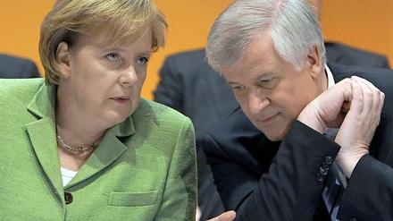 Angela Merkel (CDU) und Horst Seehofer (CSU) können mit den aktuellen Umfrageergebnissen nicht zufrieden sein.