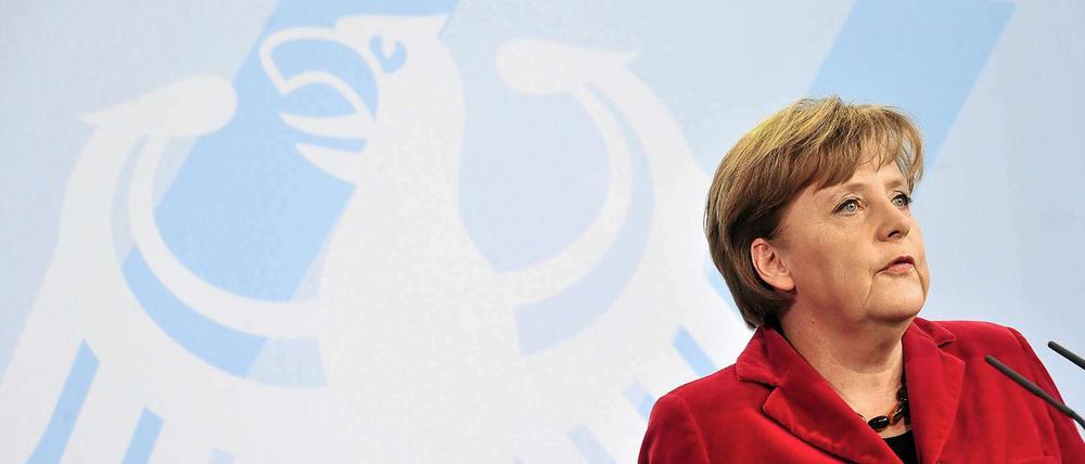 Nach dem Rücktrittsgesuch ihres Verteidigungsministers Guttenberg tritt Kanzlerin Angela Merkel vor die Presse. Trotz des Rücktritts wegen der Plagiatsaffäre werde sie auch künftig im Gespräch mit Guttenberg bleiben. Zu einem Nachfolger schweigt sie sich aus.