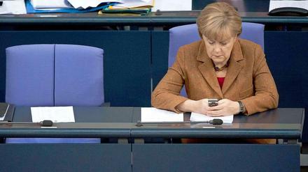 Daumen drauf. Das Handy ist Merkels wichtigstes Herrschaftsinstrument. 