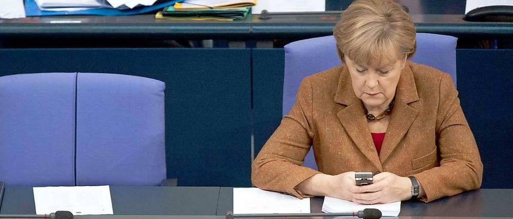 Daumen drauf. Das Handy ist Merkels wichtigstes Herrschaftsinstrument. 