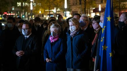 Zeichen der Anteilnahme: Nach dem Mord an Samuel Paty trauerten deutsche Politiker vor der französischen Botschaft in Berlin.