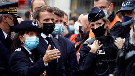 Frankreichs Präsident Emmanuel Macron spricht am Donnerstag in Nizza mit Polizeibeamten.