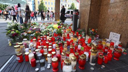 Blumen und Kerzen vor dem Tatort der Messerattacke in Würzburg 
