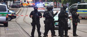 Nach dem Anschlag. Schwer bewaffnete Polizisten am Tatort der Messerattacke in Würzburg. Am 25. Juni tötete ein Somalier drei Menschen und verletzte mehrere schwer