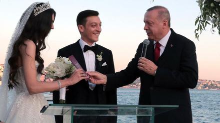 Recep Tayyip Erdogan mit Mesut Özil und Amine Gülse.