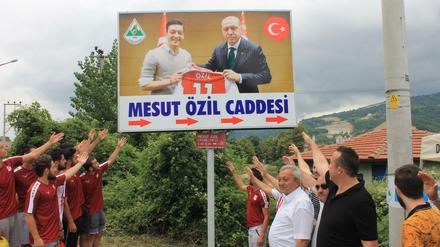 In der Mesut-Özil-Straße im türkischen Devrek weist nun das Foto von Mesut Özil und Erdogan den Weg. 