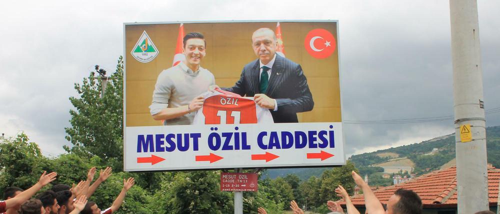 In der Mesut-Özil-Straße im türkischen Devrek weist nun das Foto von Mesut Özil und Erdogan den Weg. 