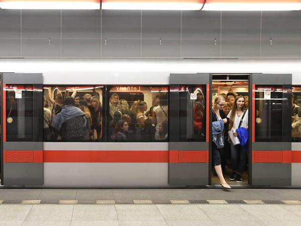 Prag plant eine vierte Metro-Linie. Bei Smog Alarm, ist der öffentliche Nahverkehr kostenlos.